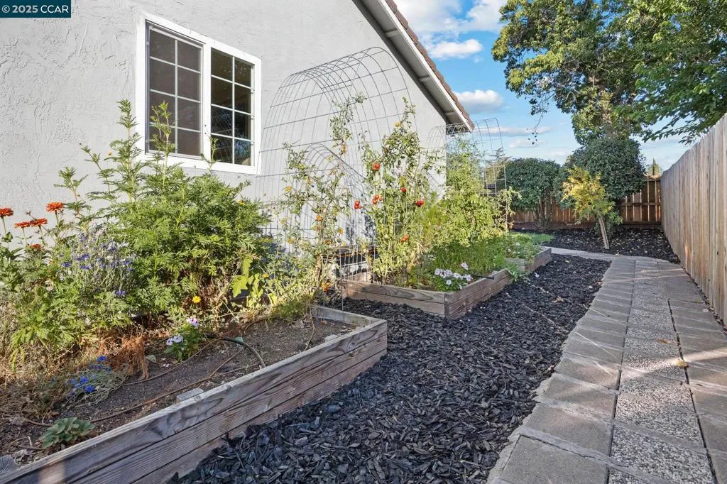 Concord, California 94521, United States, 4 Bedrooms Bedrooms, ,2 BathroomsBathrooms,Residential,Pending,210741