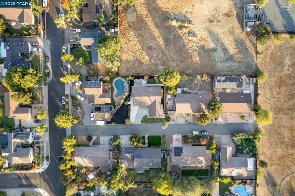 Concord, California 94521, United States, 4 Bedrooms Bedrooms, ,2 BathroomsBathrooms,Residential,Pending,210741