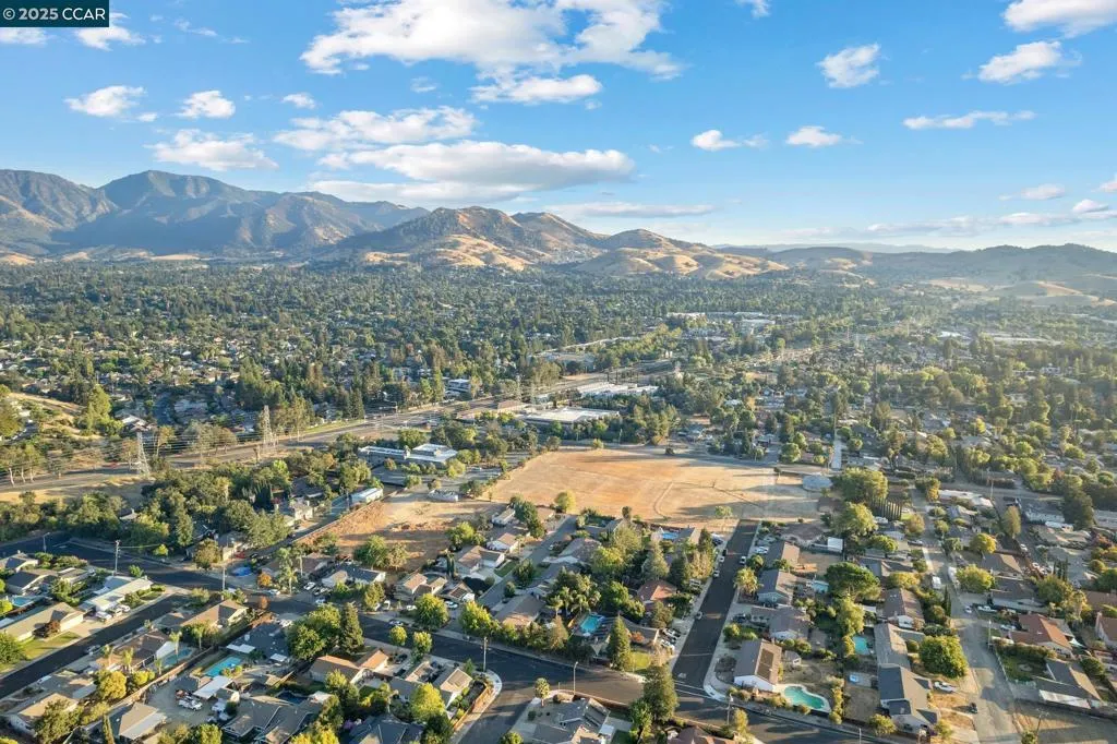 Concord, California 94521, United States, 4 Bedrooms Bedrooms, ,2 BathroomsBathrooms,Residential,Pending,210741