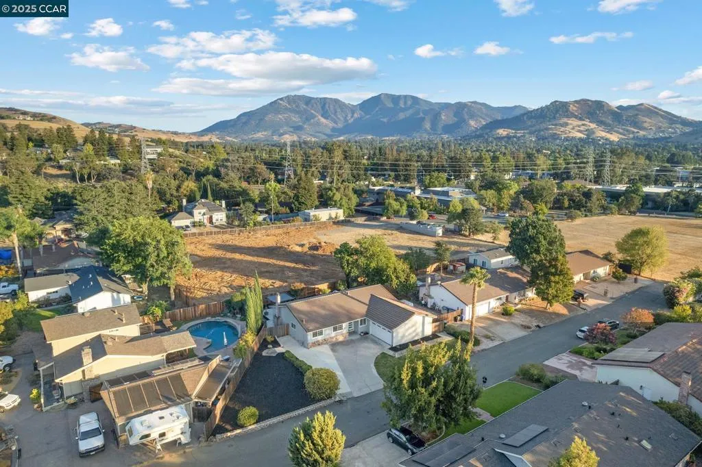 Concord, California 94521, United States, 4 Bedrooms Bedrooms, ,2 BathroomsBathrooms,Residential,Pending,210741