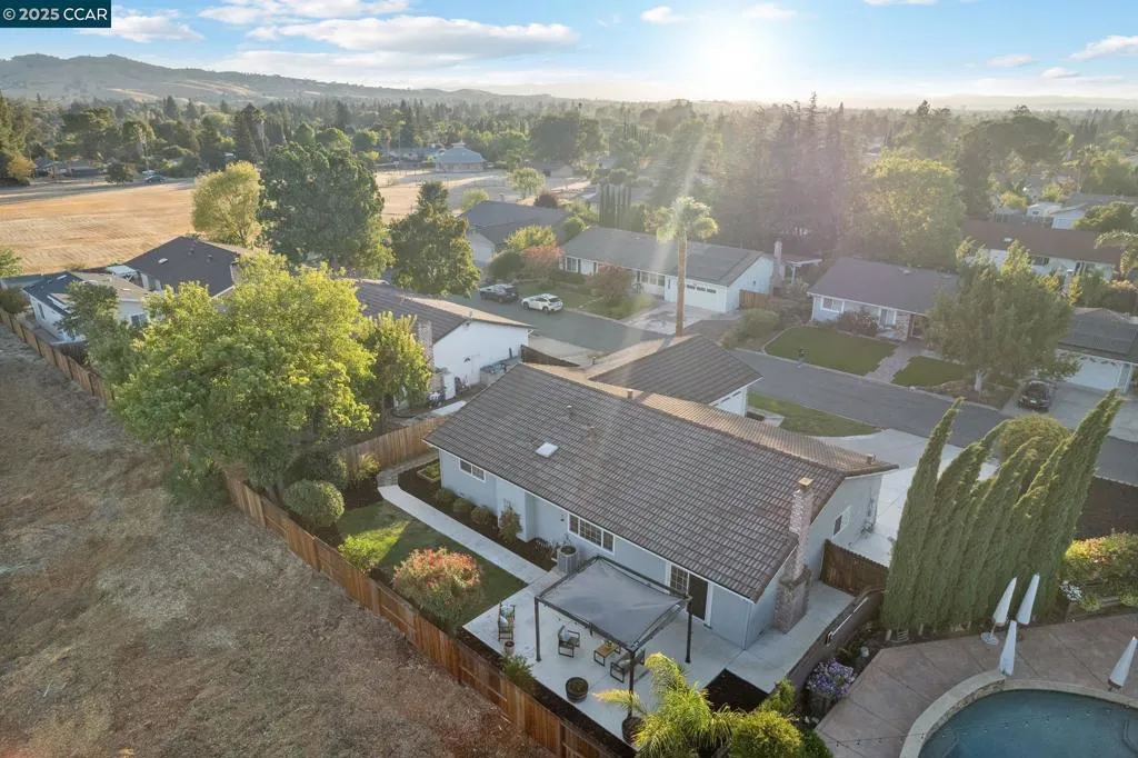 Concord, California 94521, United States, 4 Bedrooms Bedrooms, ,2 BathroomsBathrooms,Residential,Pending,210741