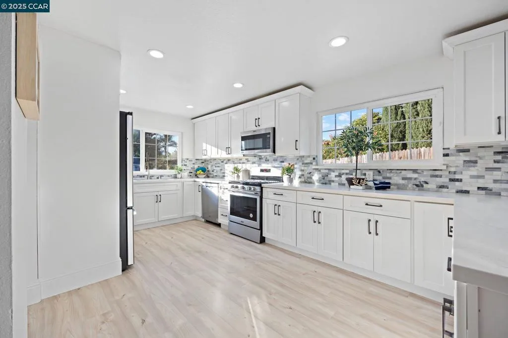 Concord, California 94521, United States, 4 Bedrooms Bedrooms, ,2 BathroomsBathrooms,Residential,Pending,210741