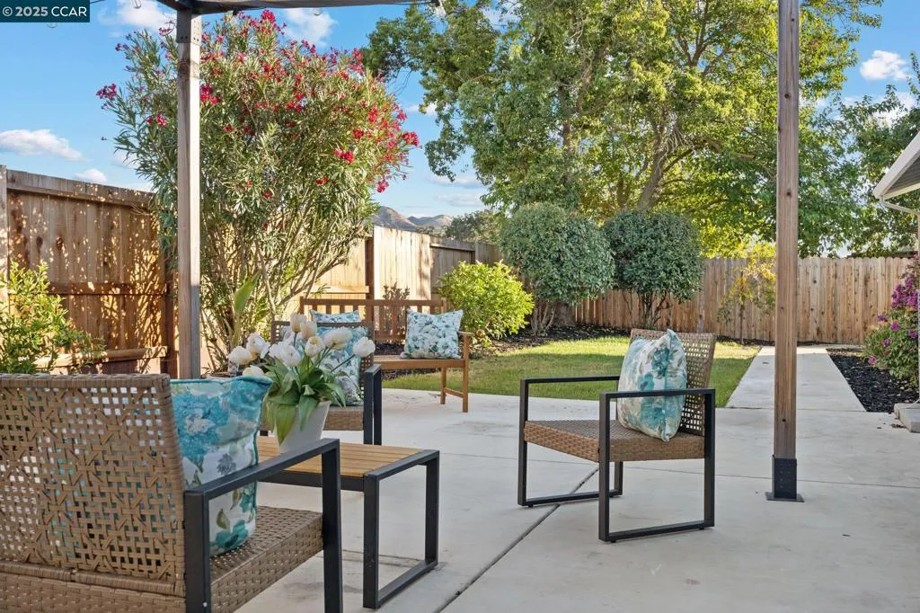 Concord, California 94521, United States, 4 Bedrooms Bedrooms, ,2 BathroomsBathrooms,Residential,Pending,210741