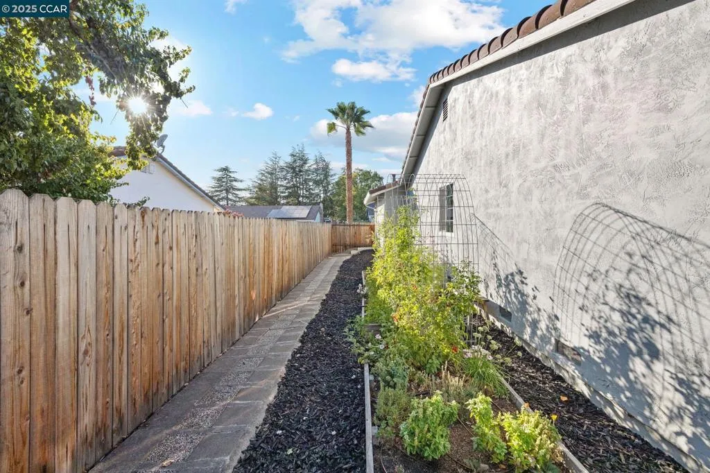 Concord, California 94521, United States, 4 Bedrooms Bedrooms, ,2 BathroomsBathrooms,Residential,Pending,210741