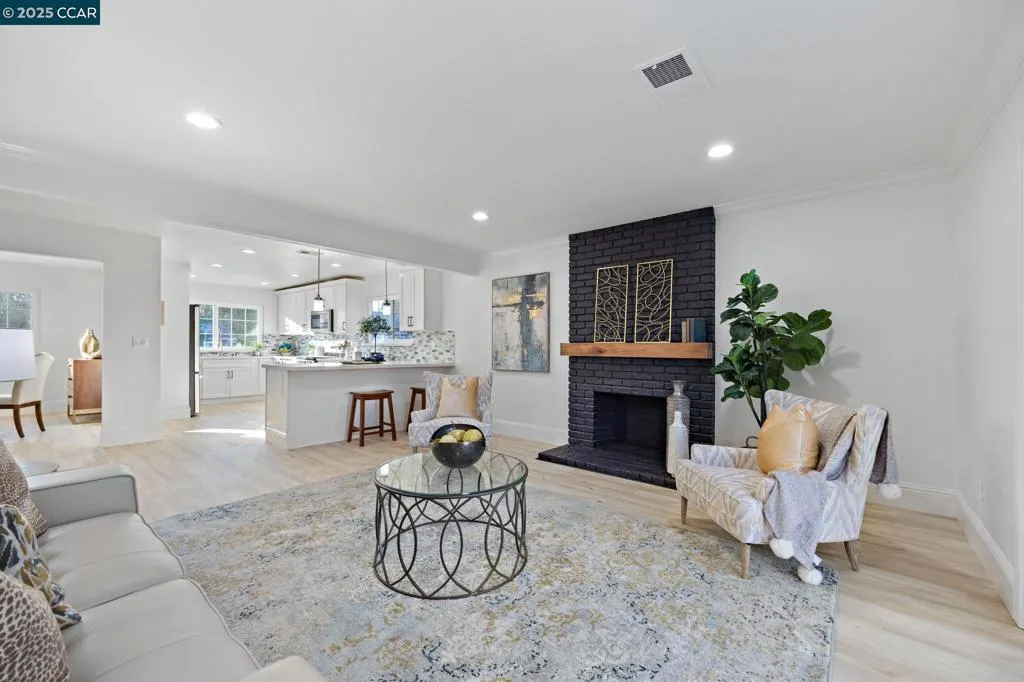 Concord, California 94521, United States, 4 Bedrooms Bedrooms, ,2 BathroomsBathrooms,Residential,Pending,210741