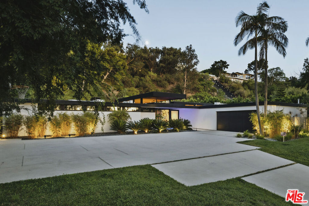 570 Evelyn Place