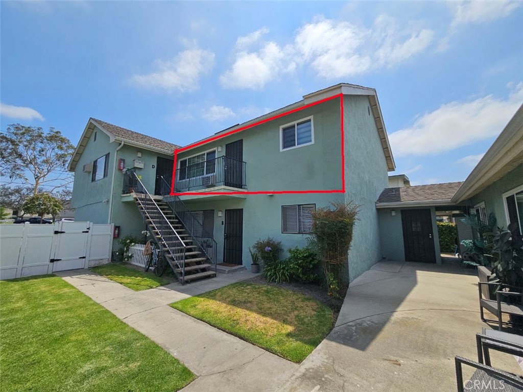 Immediate Move-In 2 Beds and 1Bath on 2nd Floor Apartment Unit For Lease. New Paint, Floor and Window Blinds. Updated 1 Bathroom. Another Neighbors are living on the 1st Floor. 1 Car Garage & 1 Open Parking Space. Common Area Laundry Room.