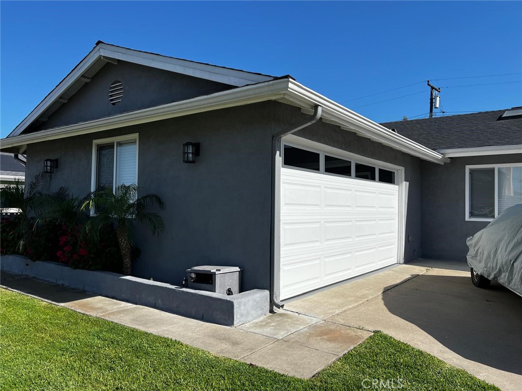 Fully furnished 3-bedroom, 2-bath home located in the charming neighborhood of West Garden Grove, CA. This beautifully maintained home features hardwood floors throughout, an open-concept living area, and a private backyard complete with outdoor furniture and a barbecue—perfect for relaxing or entertaining.
The spacious master suite includes a private bath, while all three bedrooms are fully furnished with queen-sized beds, ceiling fans, and individual A/C units. The beds are dressed with high-quality, all-cotton linens, and a wall-mounted TV is available in the living room for your entertainment. The linen closet is well-stocked with extra sheets, blankets, and towels.
Both the master and guest bathrooms feature walk-in showers for modern comfort. The large, fully equipped kitchen includes a refrigerator, stove, dishwasher, microwave, coffee maker, and Keurig.
Additional amenities include high-speed FIOS internet, a dedicated desk/workspace, a central HVAC system, a Culligan soft water system, and an in-unit washer and dryer.
Parking is easy with a two-car garage, additional driveway space, and plenty of street parking. Conveniently located just one block from local stores.
Please note: no pets or smoking allowed.
