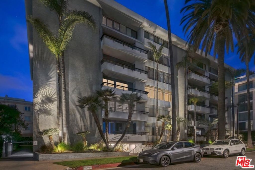 Photo of 121 S Palm Drive #403, Beverly Hills, CA 90212 (MLS # 26733241)