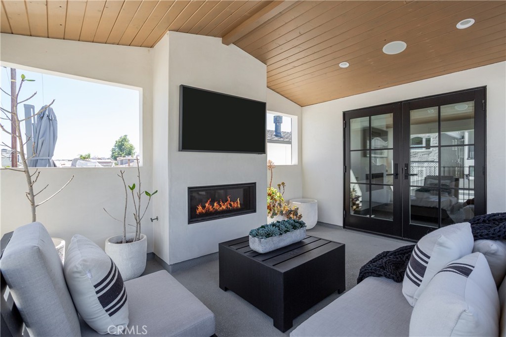 Corona del Mar North of PCH (CNHW) - Residential