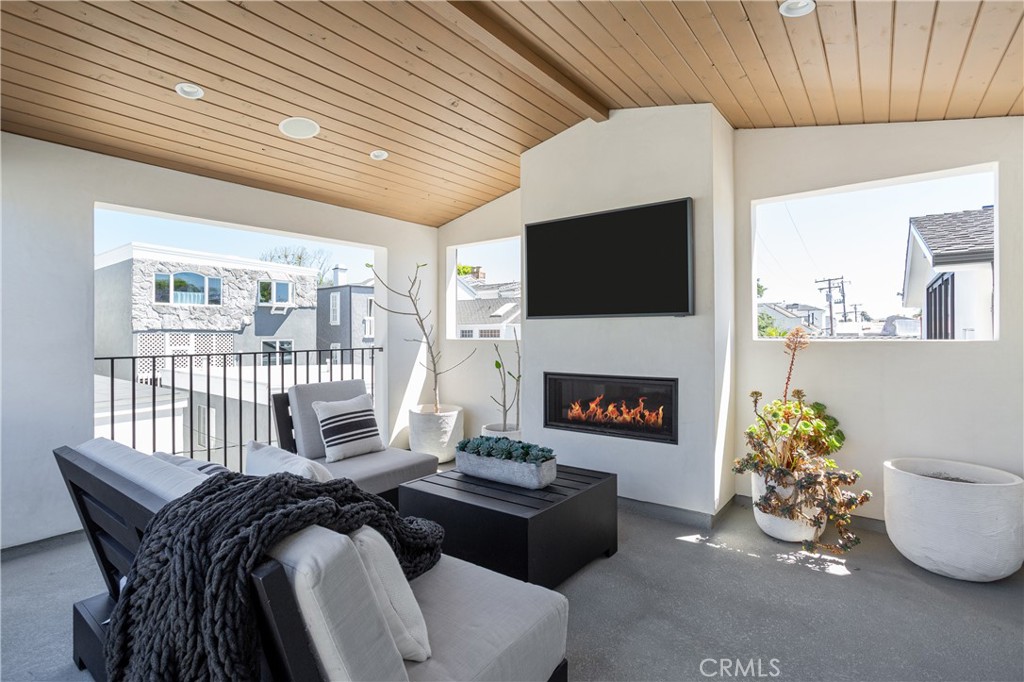 Corona del Mar North of PCH (CNHW) - Residential