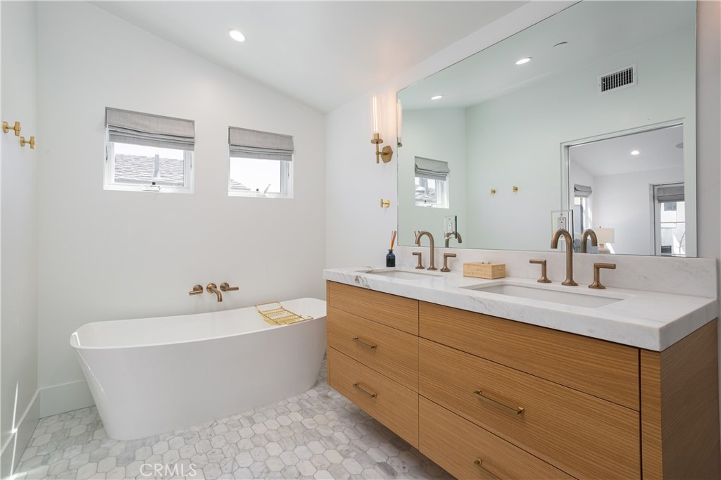 Corona del Mar North of PCH (CNHW) - Residential