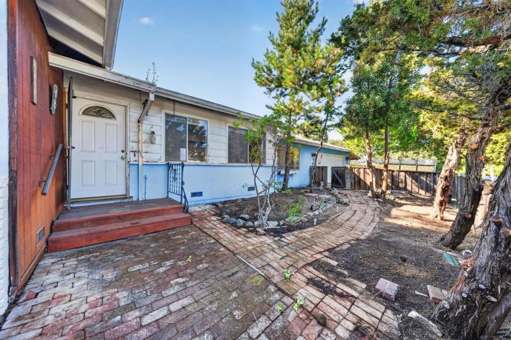 2100 Camino De Los Robles