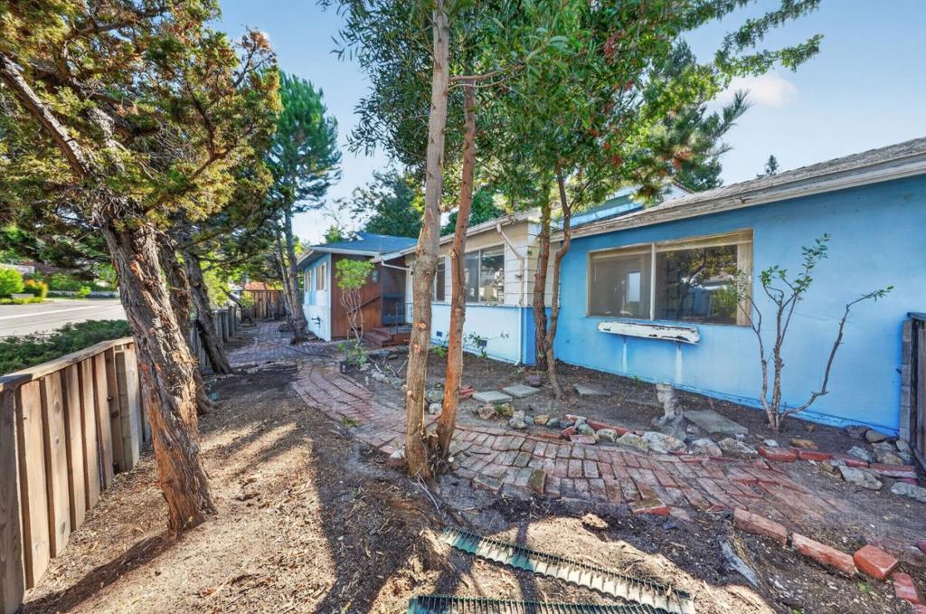 2100 Camino De Los Robles