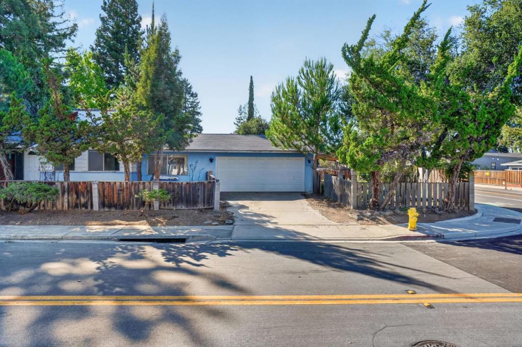 2100 Camino De Los Robles
