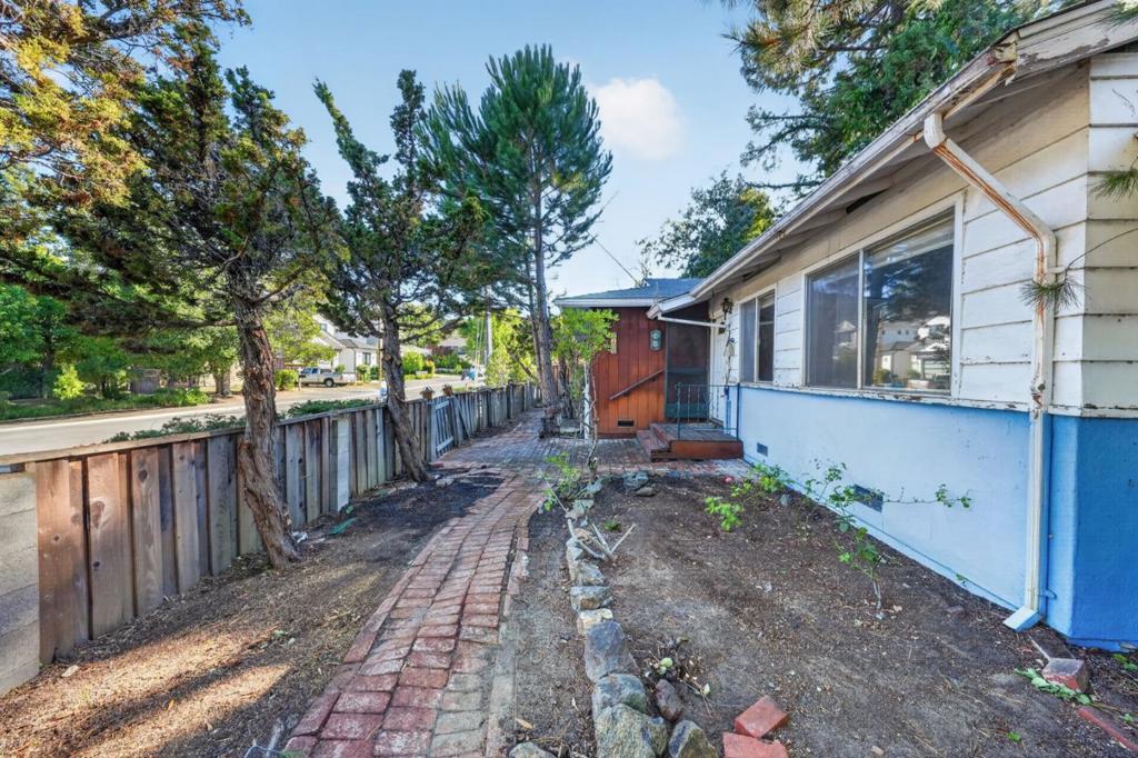 2100 Camino De Los Robles