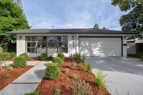 Photo of 121 Lois Lane, Palo Alto, CA 94303 (MLS # ML82040791)