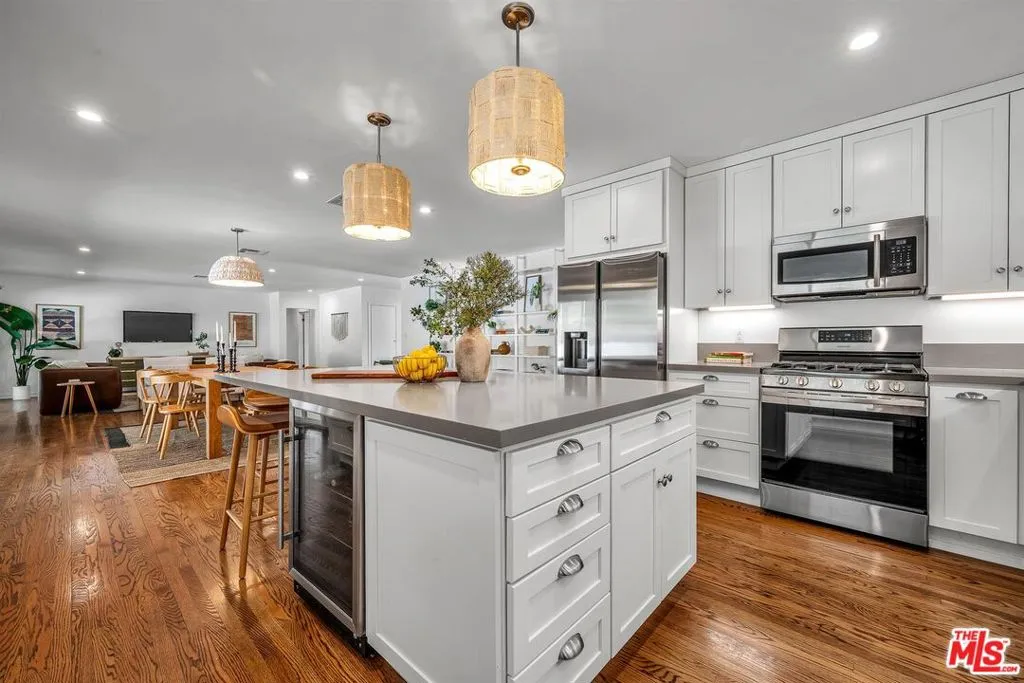 Beverly Hills, California 90210, United States, 5 Bedrooms Bedrooms, ,6 BathroomsBathrooms,Residential,Active,202611