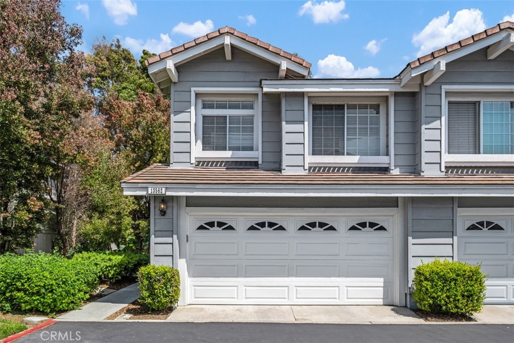 TUSTIN RANCH,SYCAMORE GLEN END UNIT TOWNHOME ATTACHED ONLY ON ONE SIDE WHICH FEELS LIKE A SINGLE FAMILY DETACHED HOME WHEN INSIDE THE PROPERTY WITH 1610 SQUARE FEET OF LIVING SPACE PLUS A TWO CAR ATTACHED GARAGE WITH EASY DIRECT ACCESS INTO THE MAIN LIVING AREAS. THIS PROPERTY ALSO HAS ONE OF THE LARGER MORE PRIVATE YARDS WITH GATED ACCESS FROM THE SIDE OF THE HOME IN ADDITION TO ACCESS FROM THE LIVING ROOM AREA. THE YARD IS MOSTLY CONCRETE WITH SOME BRICK TRIM WITH PLANTERS AROUND THE PERIMETER FOR PLANTING.