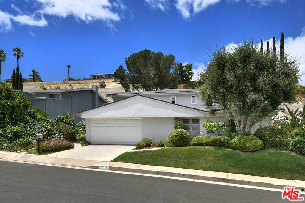 6041 Ellenview Avenue