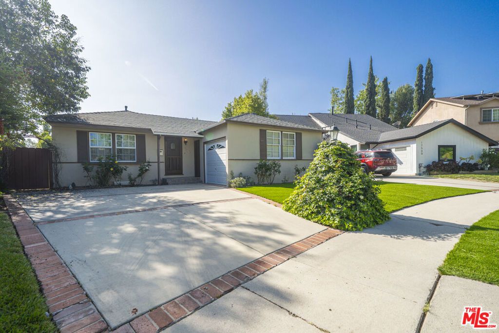 Photo of 6110 Shoshone Avenue, Encino, CA 91316 (MLS # 26669097)
