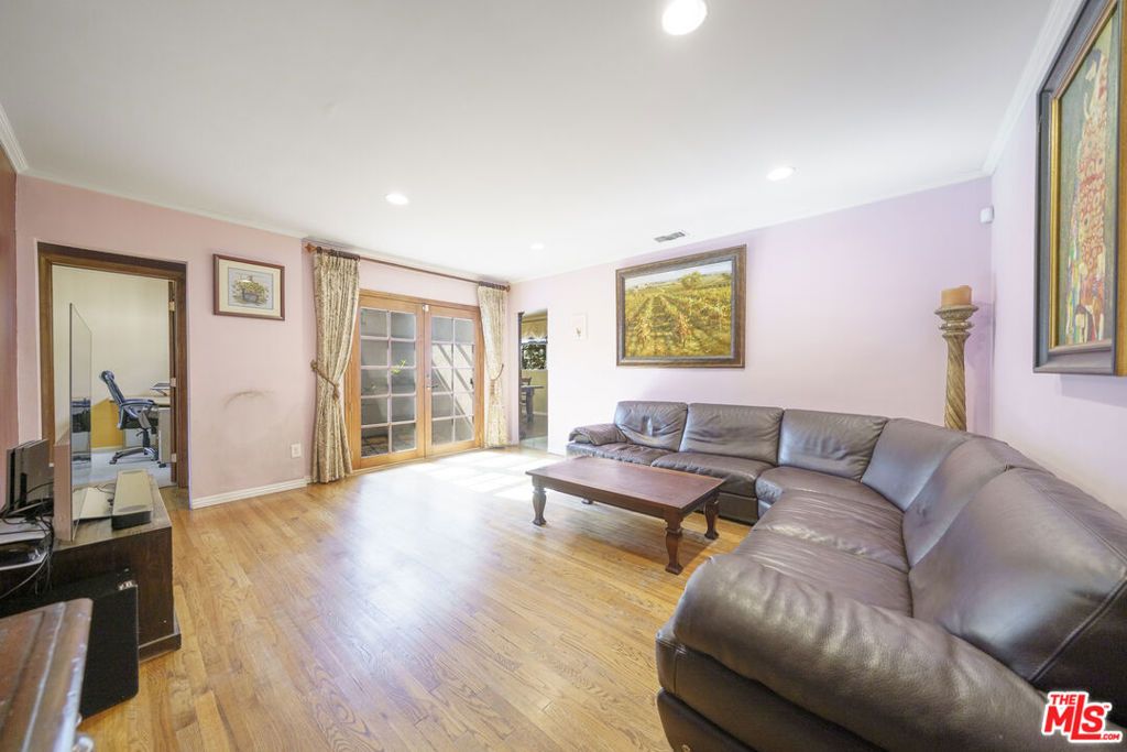 Photo of 6110 Shoshone Avenue, Encino, CA 91316 (MLS # 26669097)