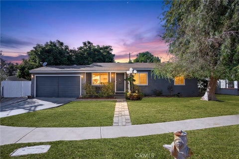 Photo of 8330 Stansbury Avenue, Panorama City, CA 91402 (MLS # SR26197312)