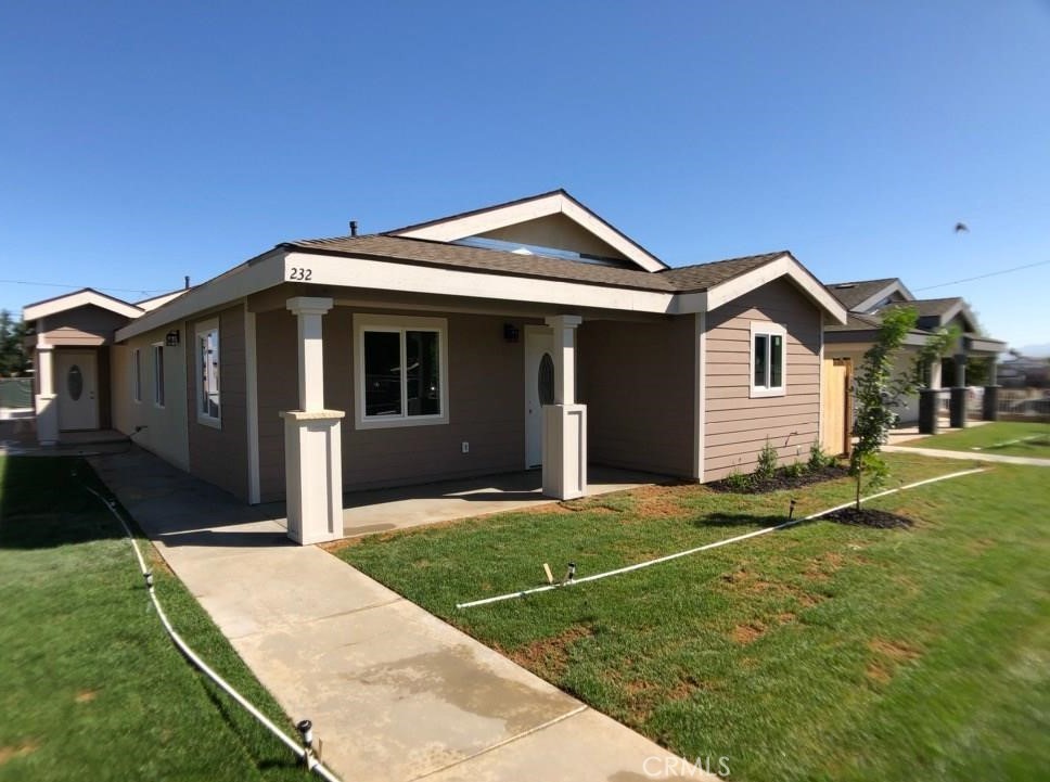 Fairly new house! 3 Spacious bedrooms , 2 full baths, large Living room and dinning area. separate laundry room ! this is a duplex has 1 attached wall.
alley access for a 2 car carport plus storage room. centrally located.