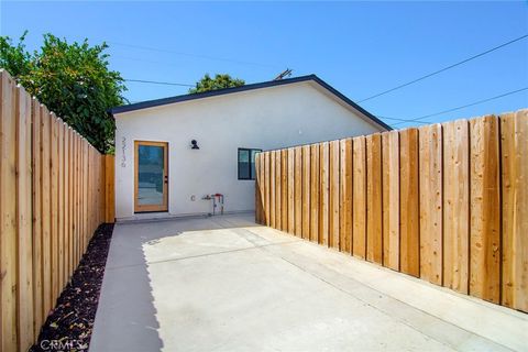 Photo of 22136 Hart Street, Canoga Park, CA 91304 (MLS # SR26099660)