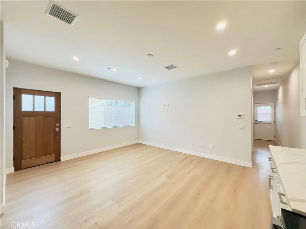 Lake Balboa, California 91406, United States, 2 Bedrooms Bedrooms, ,2 BathroomsBathrooms,Residential,Active,186015