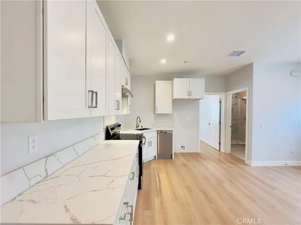 Lake Balboa, California 91406, United States, 2 Bedrooms Bedrooms, ,2 BathroomsBathrooms,Residential,Active,186015