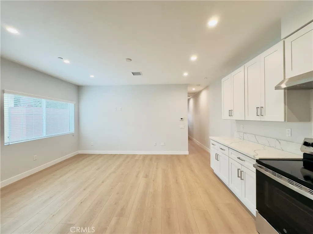 Lake Balboa, California 91406, United States, 2 Bedrooms Bedrooms, ,2 BathroomsBathrooms,Residential,Active,186015