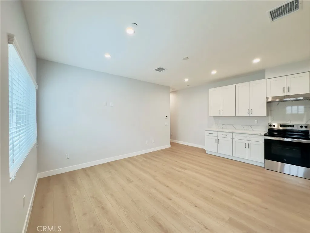 Lake Balboa, California 91406, United States, 2 Bedrooms Bedrooms, ,2 BathroomsBathrooms,Residential,Active,186015