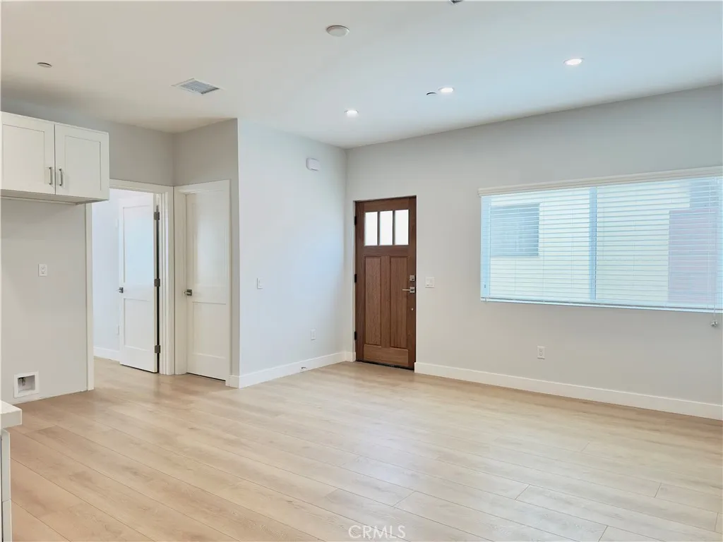 Lake Balboa, California 91406, United States, 2 Bedrooms Bedrooms, ,2 BathroomsBathrooms,Residential,Active,186015