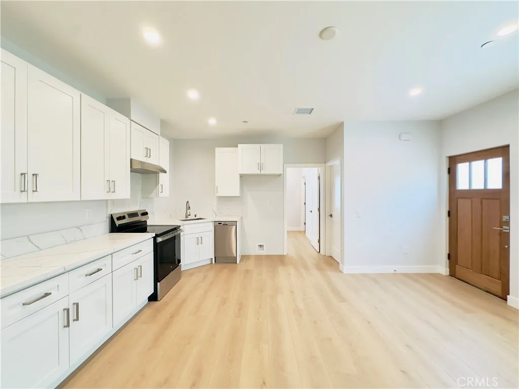 Lake Balboa, California 91406, United States, 2 Bedrooms Bedrooms, ,2 BathroomsBathrooms,Residential,Active,186015