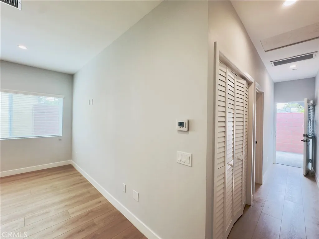 Lake Balboa, California 91406, United States, 2 Bedrooms Bedrooms, ,2 BathroomsBathrooms,Residential,Active,186015