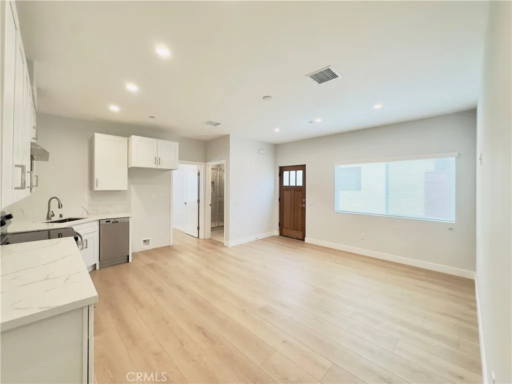 Lake Balboa, California 91406, United States, 2 Bedrooms Bedrooms, ,2 BathroomsBathrooms,Residential,Active,186015