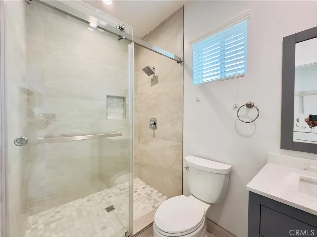 Lake Balboa, California 91406, United States, 2 Bedrooms Bedrooms, ,2 BathroomsBathrooms,Residential,Active,186015