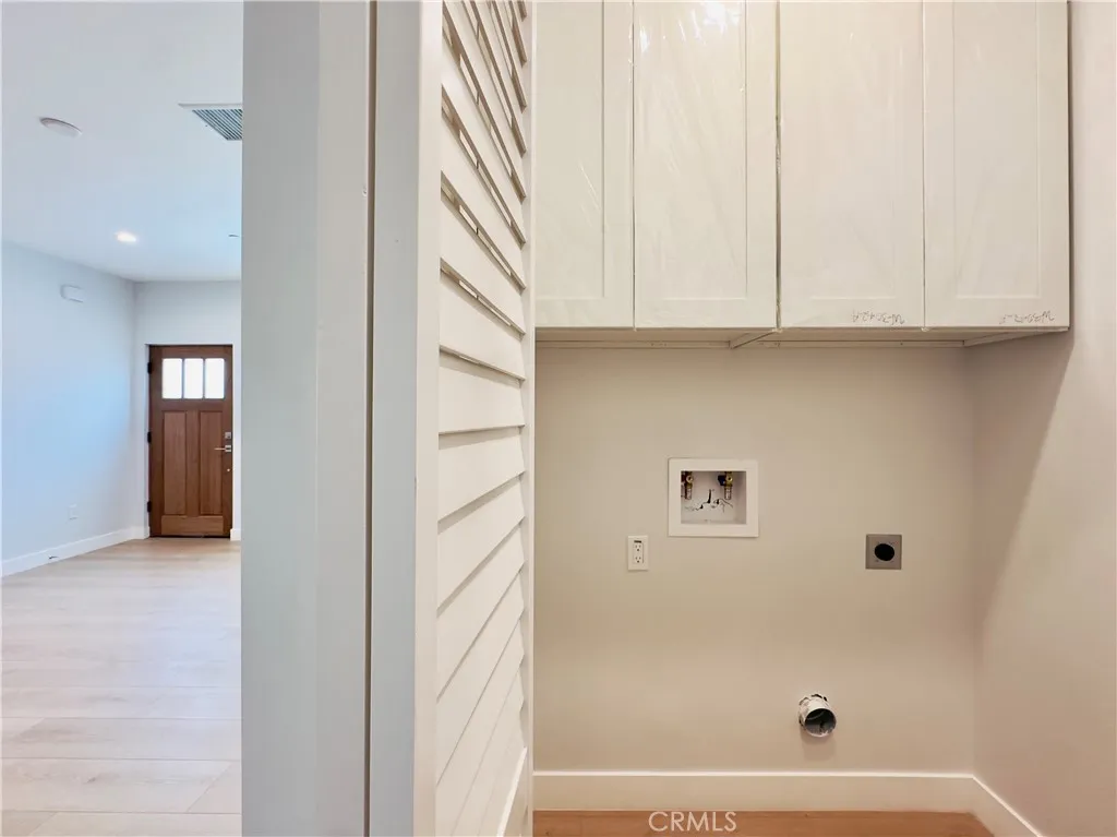 Lake Balboa, California 91406, United States, 2 Bedrooms Bedrooms, ,2 BathroomsBathrooms,Residential,Active,186015