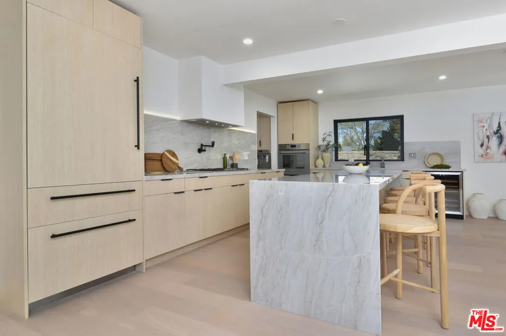 Encino, California 91436, United States, 4 Bedrooms Bedrooms, ,2 BathroomsBathrooms,Residential,Active,189326