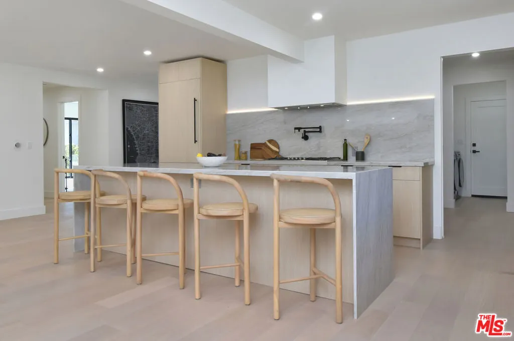 Encino, California 91436, United States, 4 Bedrooms Bedrooms, ,2 BathroomsBathrooms,Residential,Active,189326