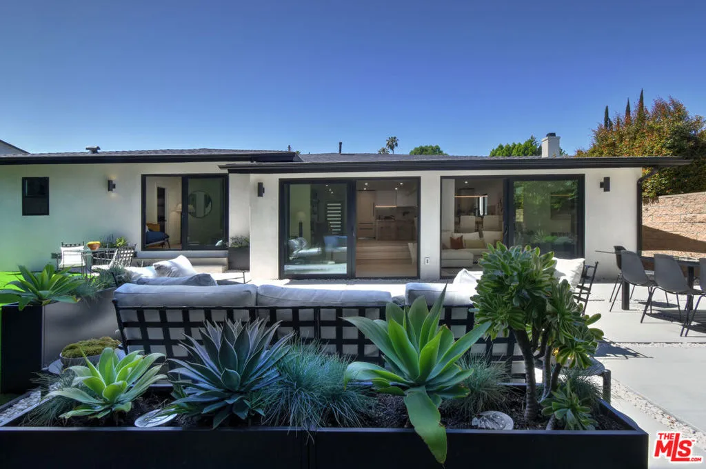 Encino, California 91436, United States, 4 Bedrooms Bedrooms, ,2 BathroomsBathrooms,Residential,Active,189326