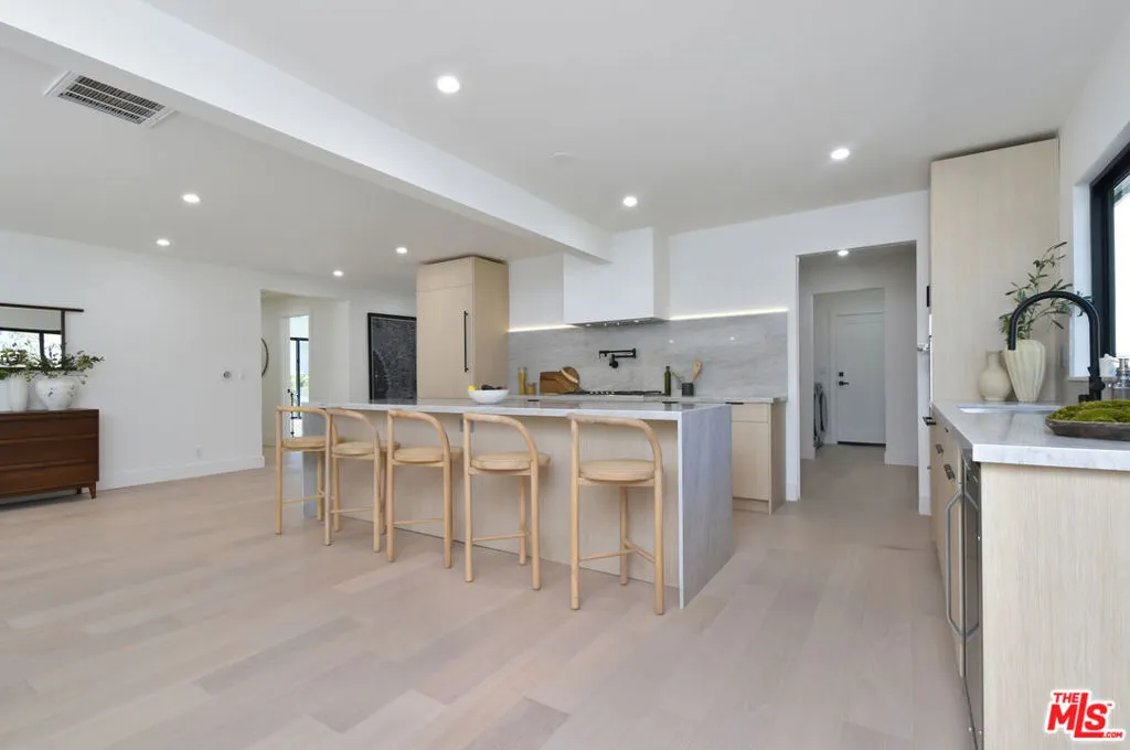 Encino, California 91436, United States, 4 Bedrooms Bedrooms, ,2 BathroomsBathrooms,Residential,Active,189326