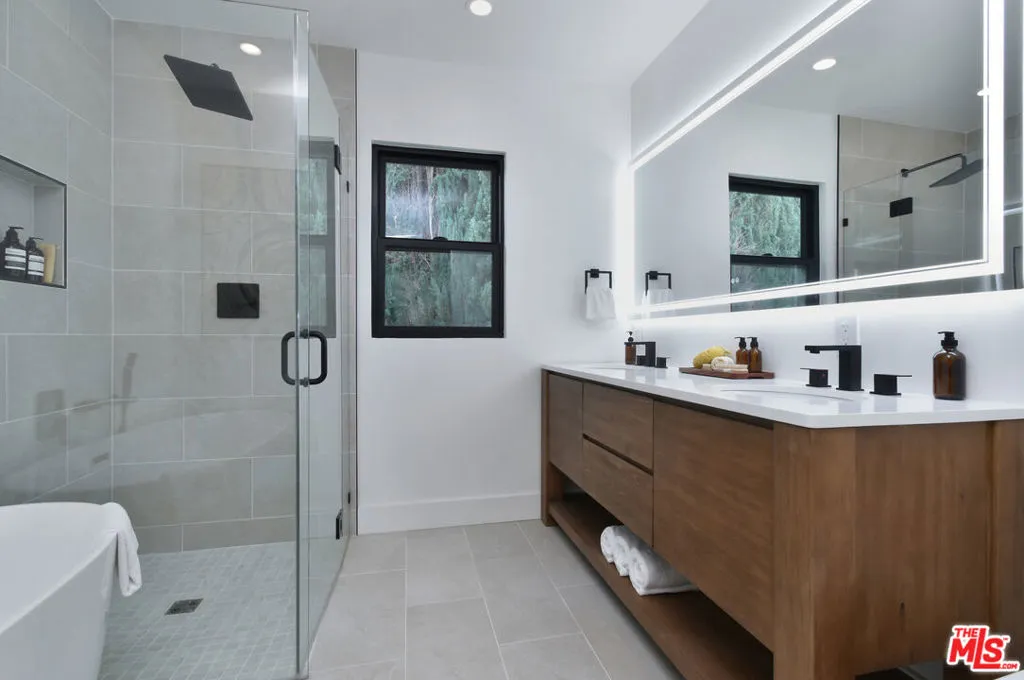 Encino, California 91436, United States, 4 Bedrooms Bedrooms, ,2 BathroomsBathrooms,Residential,Active,189326