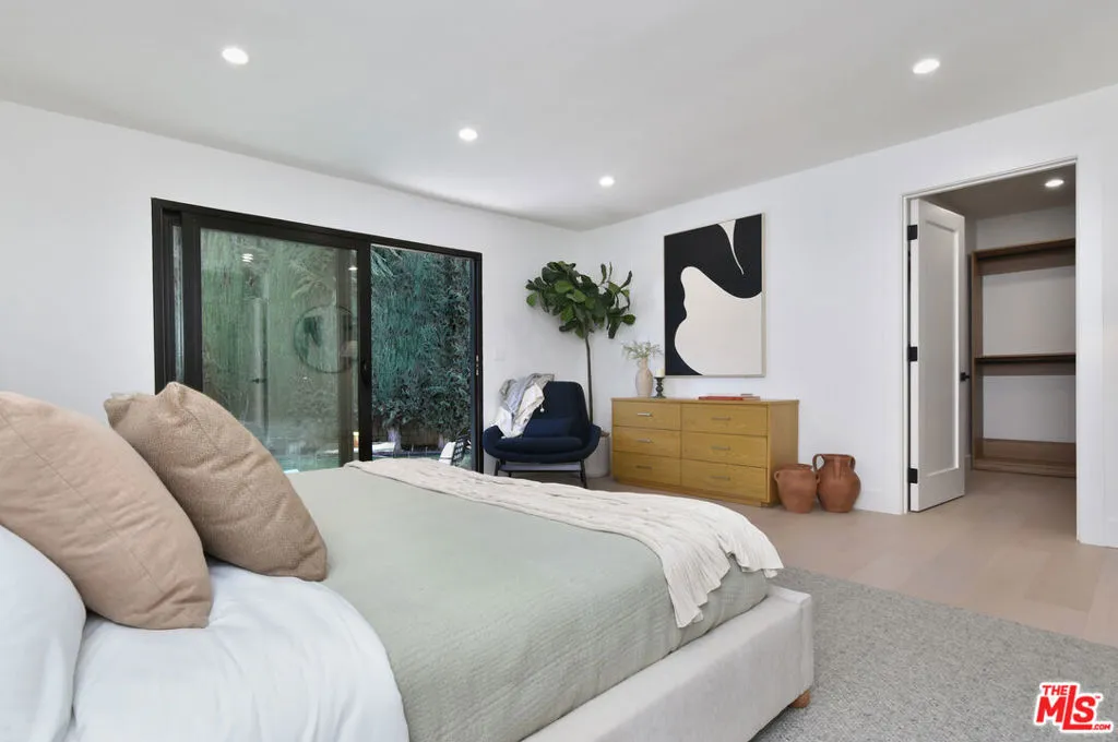 Encino, California 91436, United States, 4 Bedrooms Bedrooms, ,2 BathroomsBathrooms,Residential,Active,189326