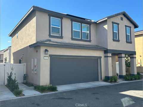 Photo of 2511 Gunner Ridge Way, Rialto, CA 92377 (MLS # CV25094809)
