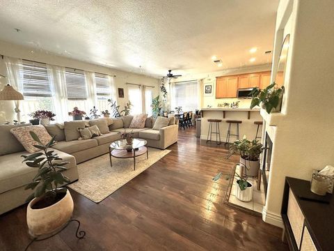 Photo of 718 Roble Street, Watsonville, CA 95076 (MLS # ML82033335)