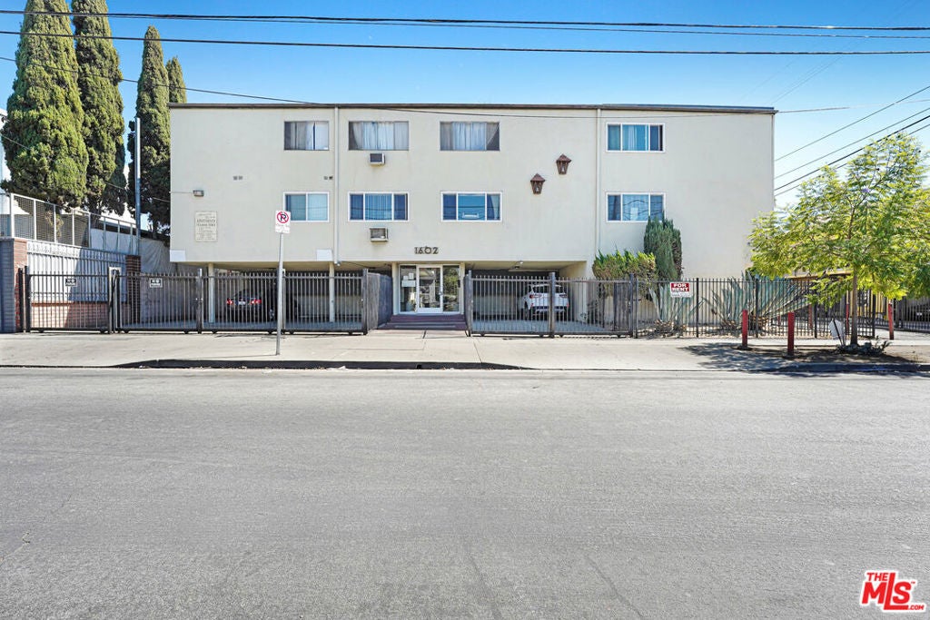 1602 N Mariposa Avenue