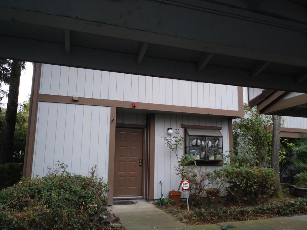 Great Property> A little work can turn this into your dream starter home.