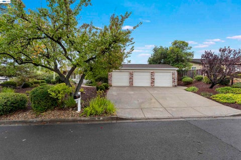 Photo of 214 Mt Wilson Pl, Clayton, CA 94517 (MLS # 41152091)